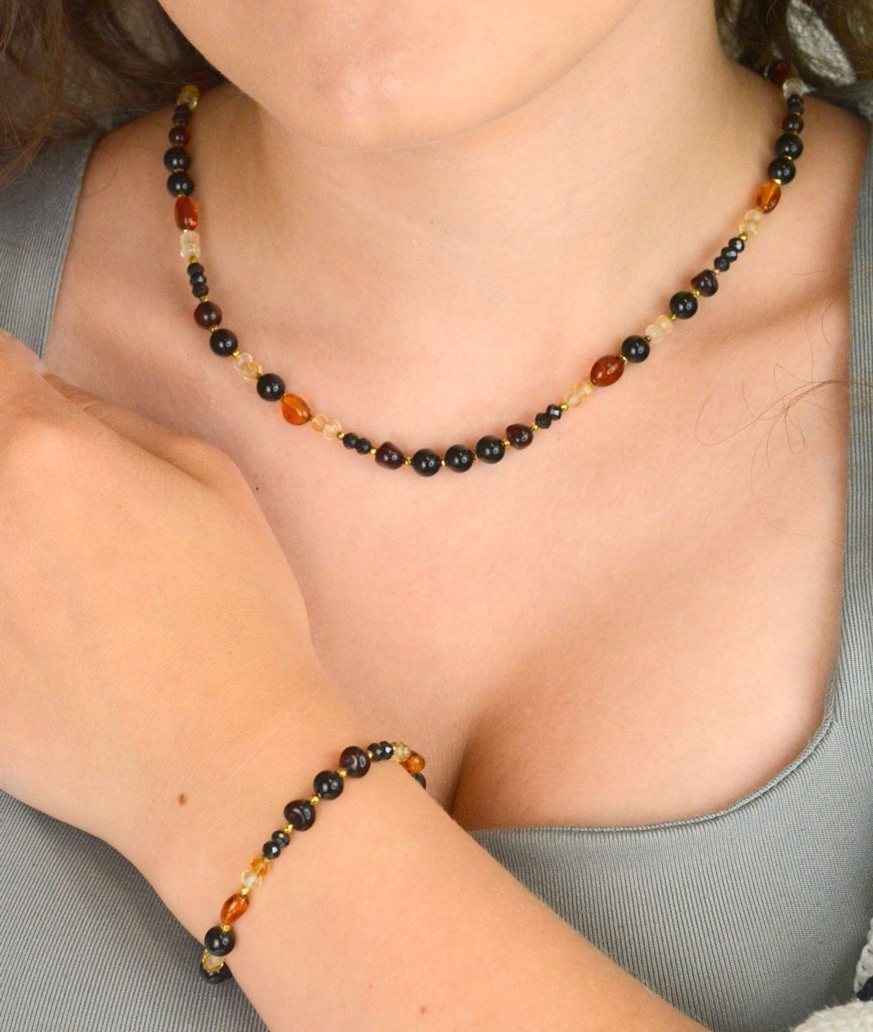 Piękny naszyjnik damski ze srebra próby 925, z naturalnymi kamieniami bursztyn, turmalin, cytryn i spinel. Długość 43 cm + 2 cm regulacji, zapięcie na karabińczyk, 13 g.1.jpg