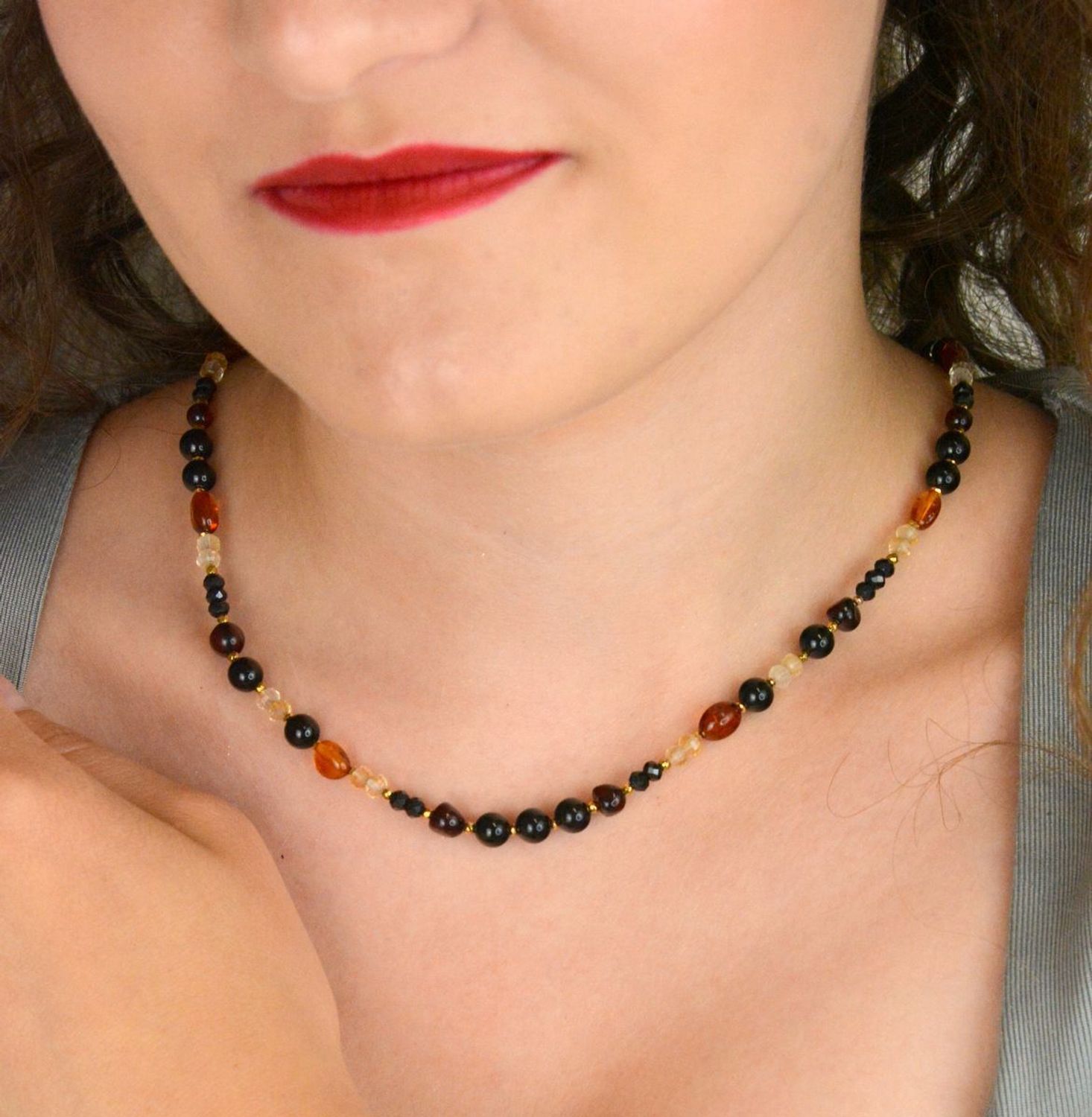 Piękny naszyjnik damski ze srebra próby 925, z naturalnymi kamieniami bursztyn, turmalin, cytryn i spinel. Długość 43 cm + 2 cm regulacji, zapięcie na karabińczyk, 13 g.1.jpg