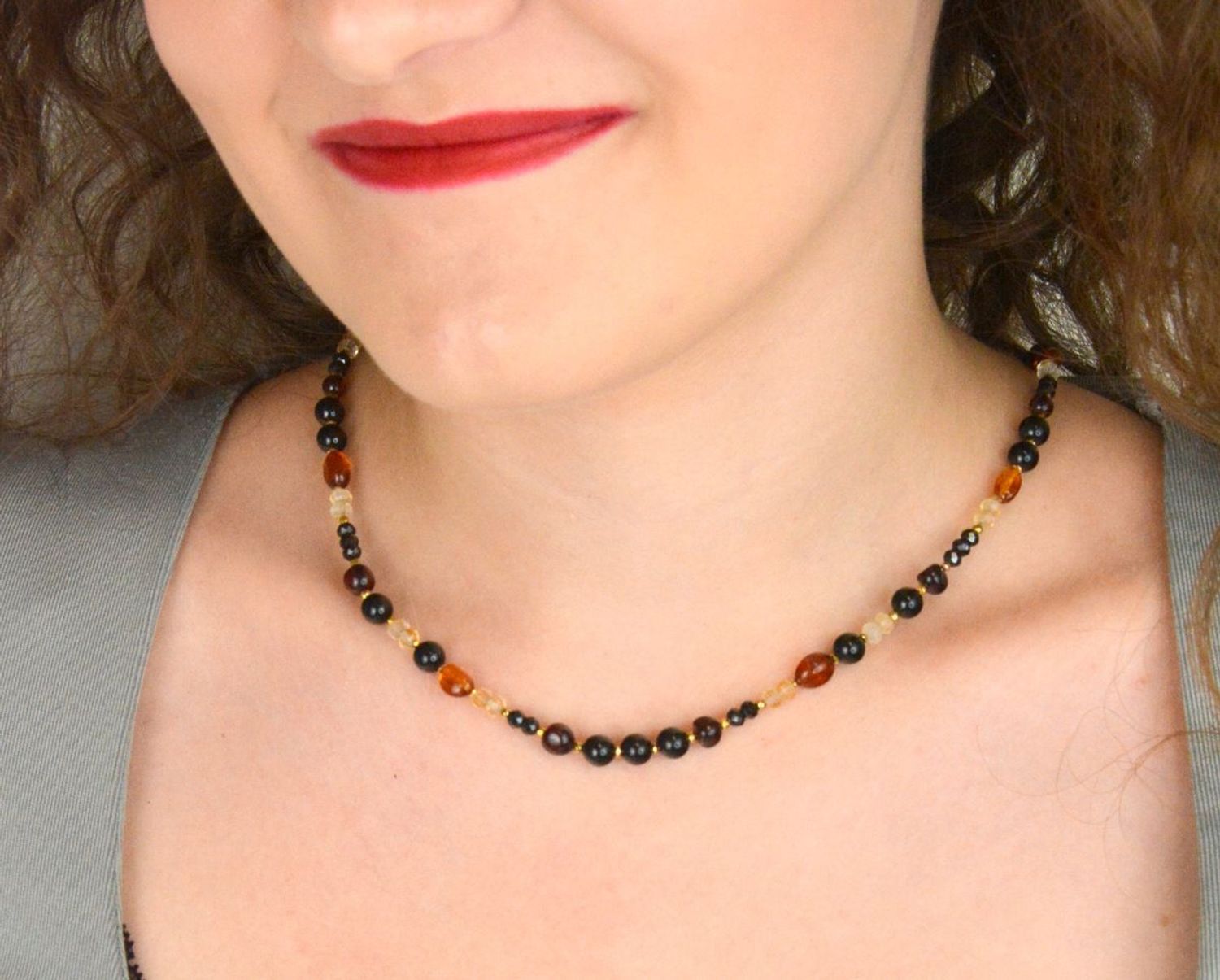 Piękny naszyjnik damski ze srebra próby 925, z naturalnymi kamieniami bursztyn, turmalin, cytryn i spinel. Długość 43 cm + 2 cm regulacji, zapięcie na karabińczyk, 13 g.1.jpg