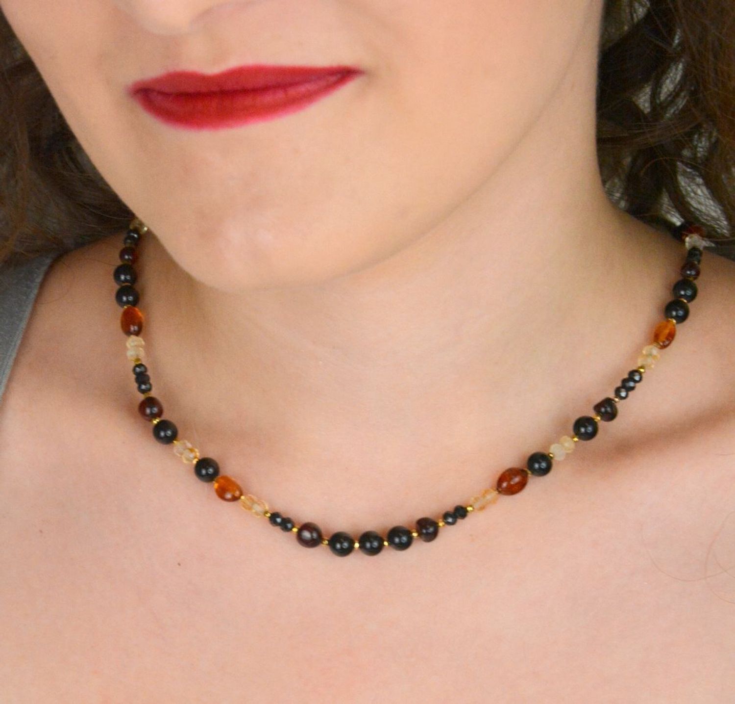 Piękny naszyjnik damski ze srebra próby 925, z naturalnymi kamieniami bursztyn, turmalin, cytryn i spinel. Długość 43 cm + 2 cm regulacji, zapięcie na karabińczyk, 13 g.1.jpg