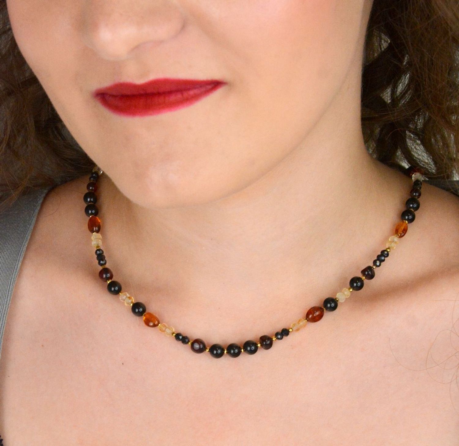 Piękny naszyjnik damski ze srebra próby 925, z naturalnymi kamieniami bursztyn, turmalin, cytryn i spinel. Długość 43 cm + 2 cm regulacji, zapięcie na karabińczyk, 13 g.1.jpg