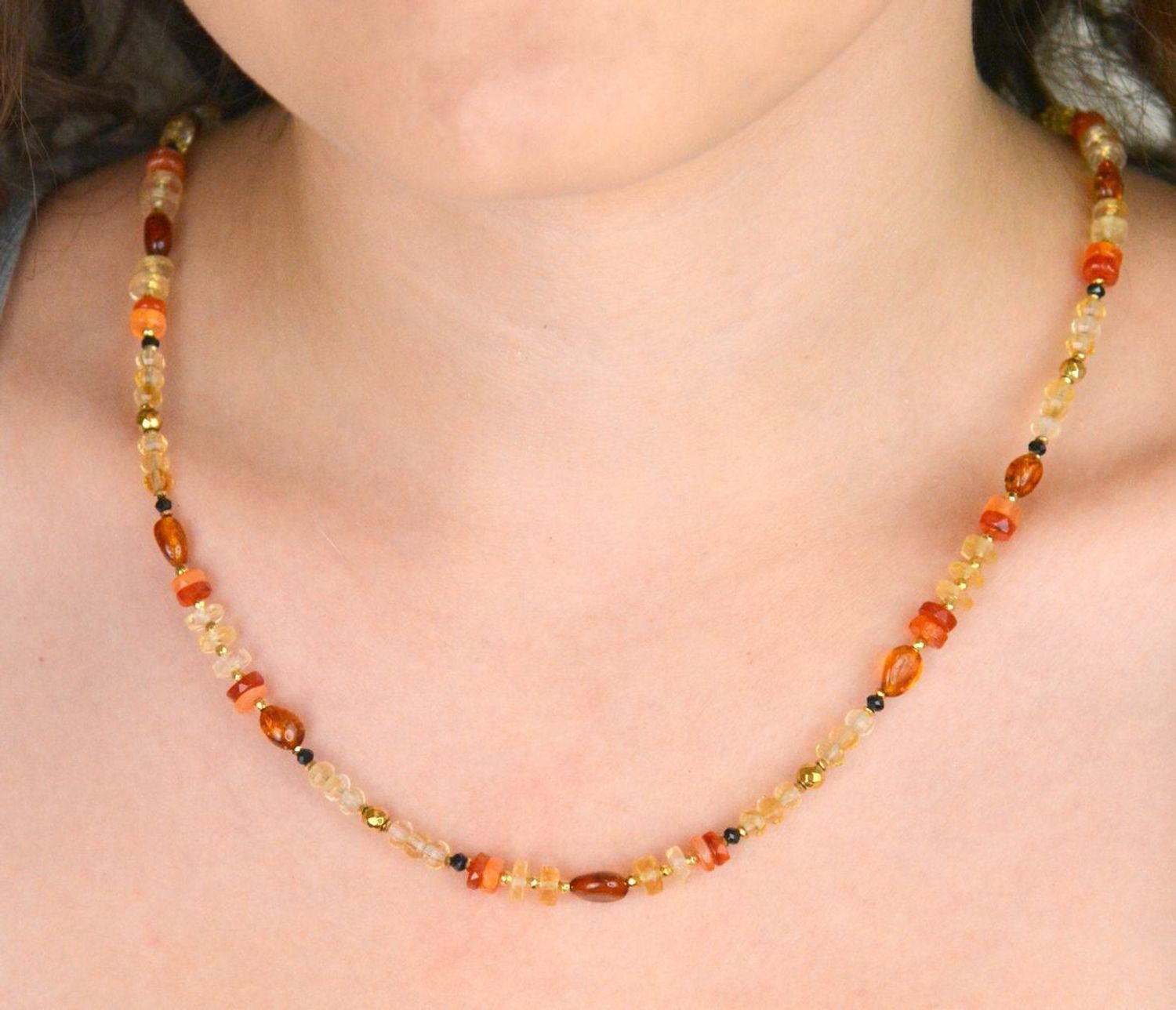 Naszyjnik damski srebrny próby 925 z bursztynem, turmalinem, cytrynem i karneolem. Kamienie 8–2 mm, długość 45 + 2 cm, waga 12 g, zapięcie na karabińczyk.1.jpg