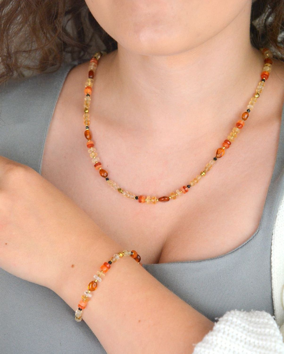 Naszyjnik damski srebrny próby 925 z bursztynem, turmalinem, cytrynem i karneolem. Kamienie 8–2 mm, długość 45 + 2 cm, waga 12 g, zapięcie na karabińczyk.1.jpg