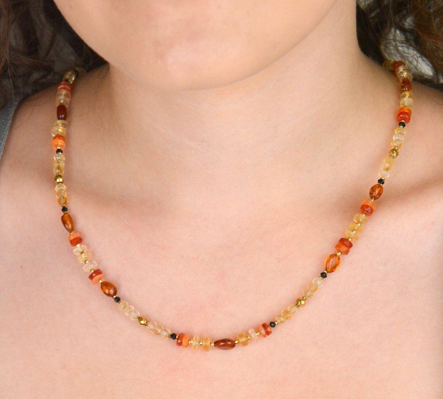 Naszyjnik damski srebrny próby 925 z bursztynem, turmalinem, cytrynem i karneolem. Kamienie 8–2 mm, długość 45 + 2 cm, waga 12 g, zapięcie na karabińczyk.1.jpg