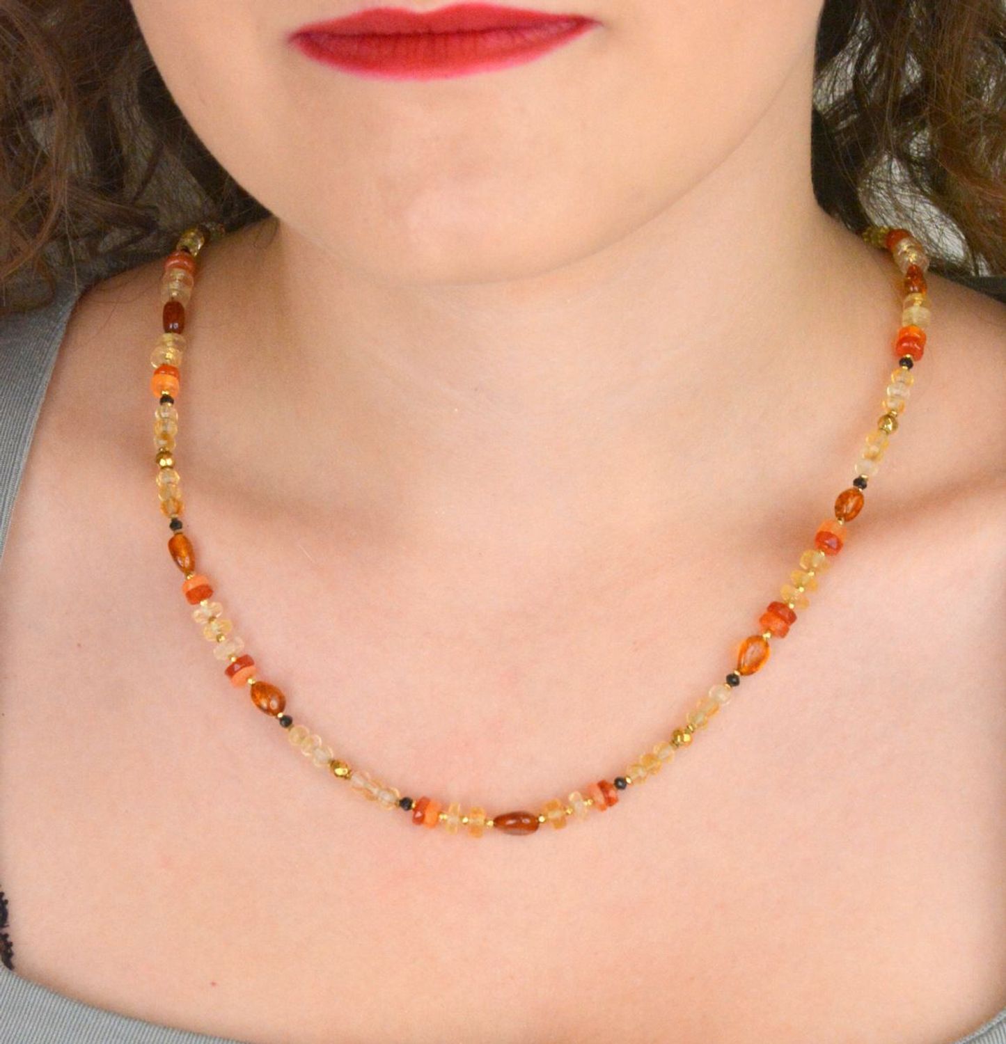 Naszyjnik damski srebrny próby 925 z bursztynem, turmalinem, cytrynem i karneolem. Kamienie 8–2 mm, długość 45 + 2 cm, waga 12 g, zapięcie na karabińczyk.1.jpg