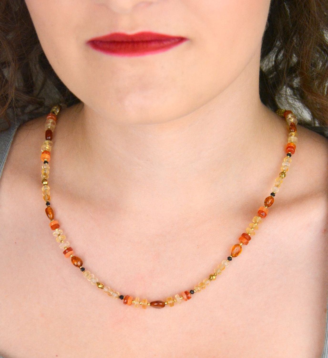 Naszyjnik damski srebrny próby 925 z bursztynem, turmalinem, cytrynem i karneolem. Kamienie 8–2 mm, długość 45 + 2 cm, waga 12 g, zapięcie na karabińczyk.1.jpg