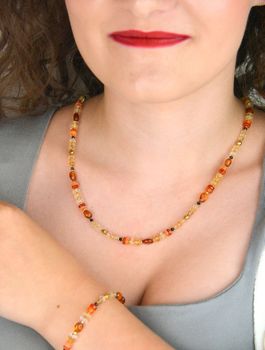 Naszyjnik damski srebrny próby 925 z bursztynem, turmalinem, cytrynem i karneolem. Kamienie 8–2 mm, długość 45 + 2 cm, waga 12 g, zapięcie na karabińczyk (3).JPG