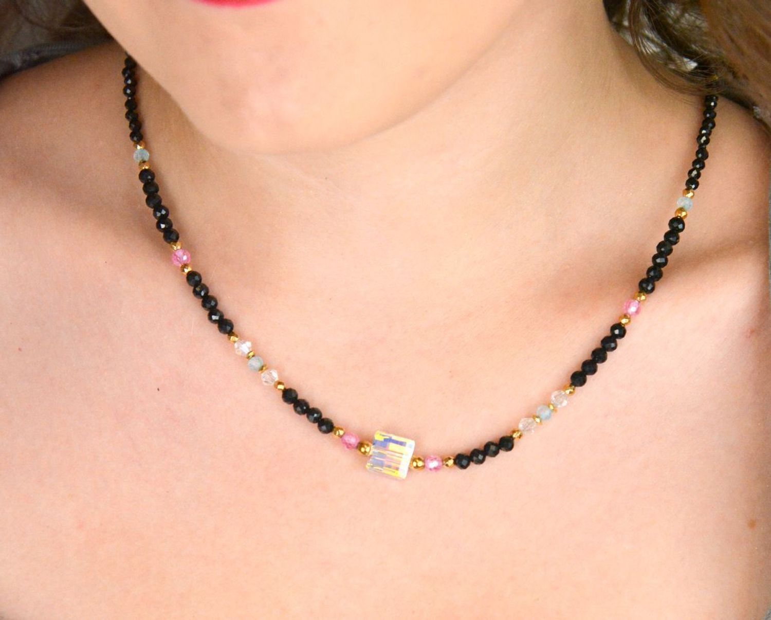 Naszyjnik damski wykonany ze srebra próby 925 z naturalnymi kamieniami turmalin, kryształ, topaz i spinel. Długość 45 + 2 cm, zapięcie na karabińczyk, waga 11,00 g.1.jpg