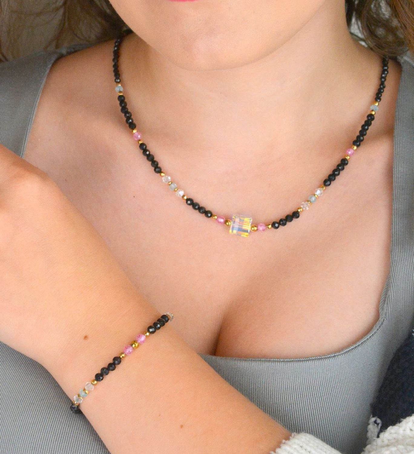 Naszyjnik damski wykonany ze srebra próby 925 z naturalnymi kamieniami turmalin, kryształ, topaz i spinel. Długość 45 + 2 cm, zapięcie na karabińczyk, waga 11,00 g.1.jpg