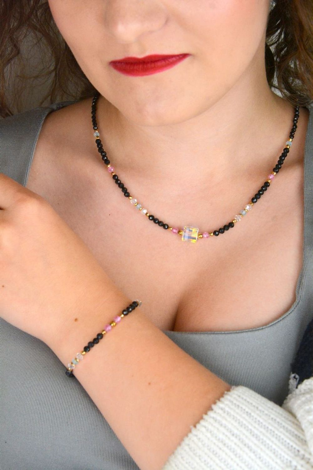 Naszyjnik damski wykonany ze srebra próby 925 z naturalnymi kamieniami turmalin, kryształ, topaz i spinel. Długość 45 + 2 cm, zapięcie na karabińczyk, waga 11,00 g.1.jpg