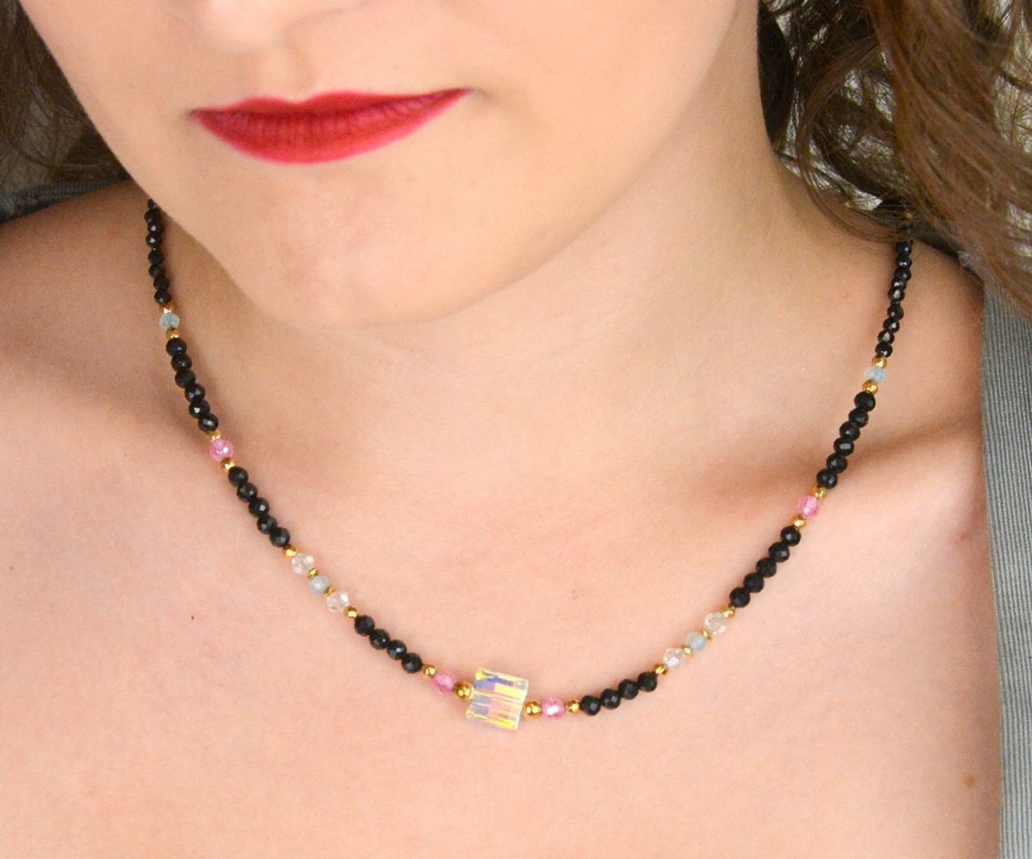 Naszyjnik damski wykonany ze srebra próby 925 z naturalnymi kamieniami turmalin, kryształ, topaz i spinel. Długość 45 + 2 cm, zapięcie na karabińczyk, waga 11,00 g.1.jpg