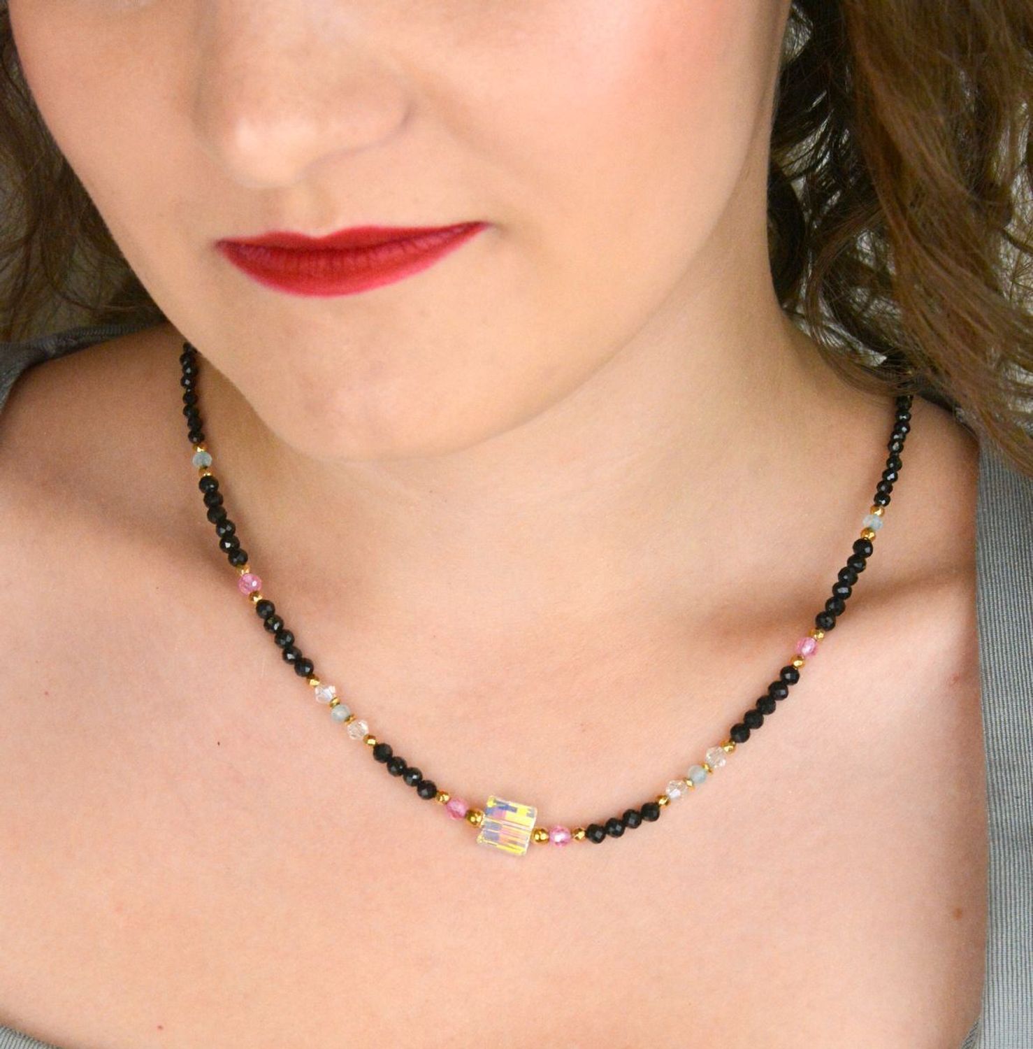 Naszyjnik damski wykonany ze srebra próby 925 z naturalnymi kamieniami turmalin, kryształ, topaz i spinel. Długość 45 + 2 cm, zapięcie na karabińczyk, waga 11,00 g.1.jpg