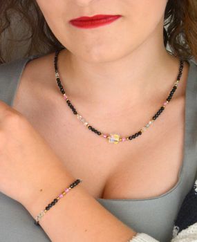 Naszyjnik damski wykonany ze srebra próby 925 z naturalnymi kamieniami turmalin, kryształ, topaz i spinel. Długość 45 + 2 cm, zapięcie na karabińczyk, waga 11,00 g (2).JPG