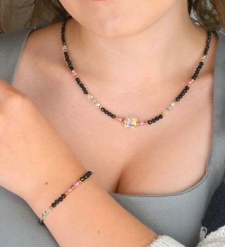 Naszyjnik damski wykonany ze srebra próby 925 z naturalnymi kamieniami turmalin, kryształ, topaz i spinel. Długość 45 + 2 cm, zapięcie na karabińczyk, waga 11,00 g (3).JPG