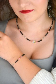 Naszyjnik damski wykonany ze srebra próby 925 z naturalnymi kamieniami turmalin, kryształ, topaz i spinel. Długość 45 + 2 cm, zapięcie na karabińczyk, waga 11,00 g (4).JPG