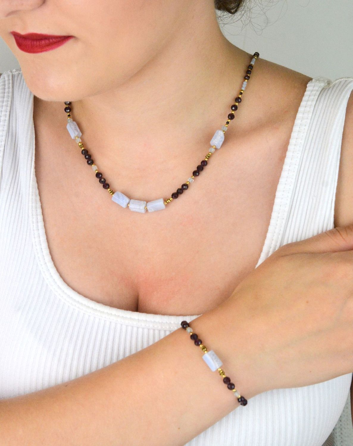 Naszyjnik damski srebrny pozłacany z chalcedonem, granatem i akwamarynem  Kamienie naturalne  DIA-NSZ-13538-925  925.jpg