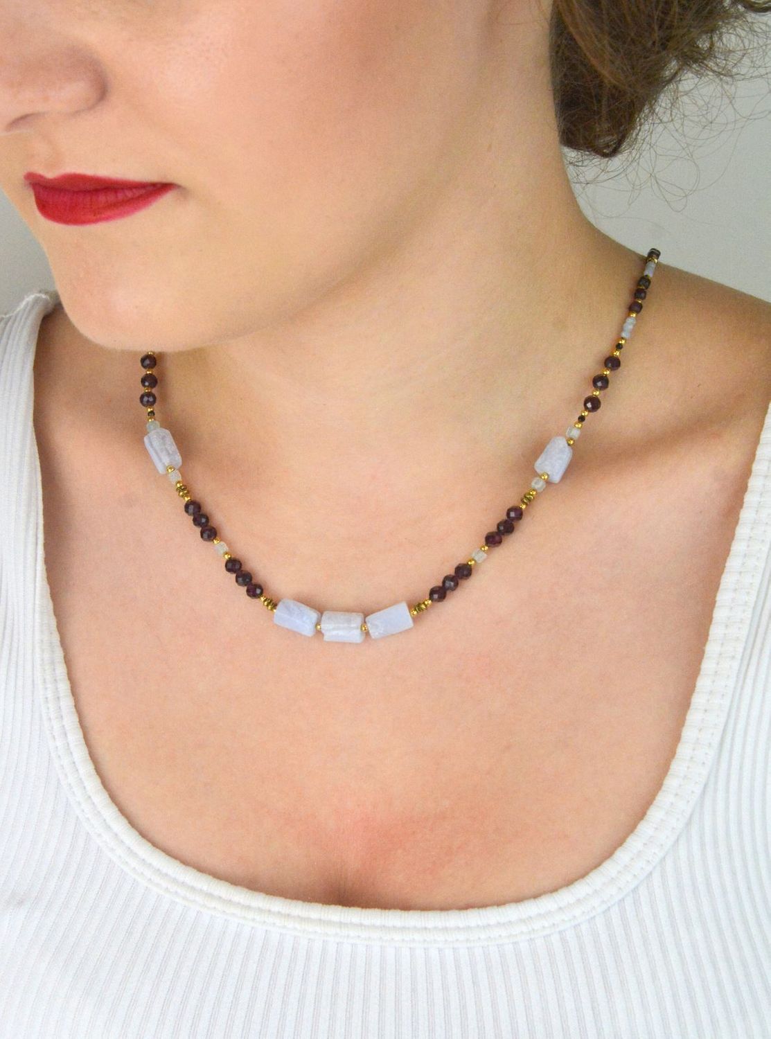 Naszyjnik damski srebrny pozłacany z chalcedonem, granatem i akwamarynem  Kamienie naturalne  DIA-NSZ-13538-925  925.jpg