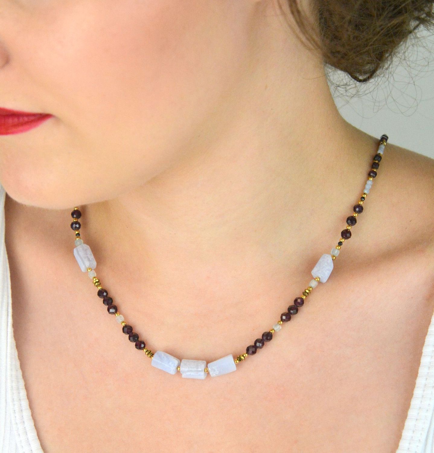 Naszyjnik damski srebrny pozłacany z chalcedonem, granatem i akwamarynem  Kamienie naturalne  DIA-NSZ-13538-925  925.jpg