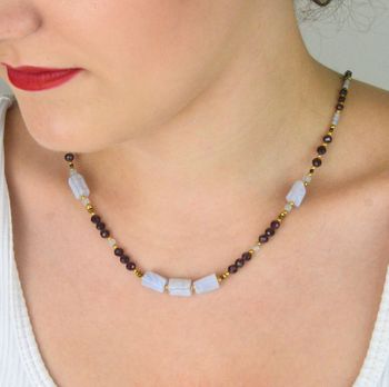 Naszyjnik damski pozłacany ze srebra 925 z chalcedonem, granatem i akwamarynem. Długość 43 + 3 cm, zapięcie na karabińczyk. Naturalna elegancja i symbolika kamieni w luksusowej formie (1).JPG