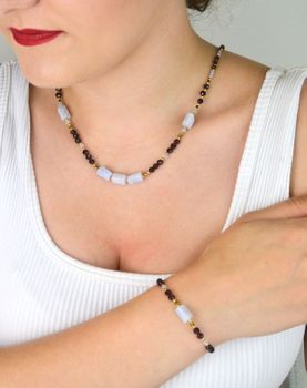 Naszyjnik damski pozłacany ze srebra 925 z chalcedonem, granatem i akwamarynem. Długość 43 + 3 cm, zapięcie na karabińczyk. Naturalna elegancja i symbolika kamieni w luksusowej formie (2).JPG
