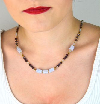 Naszyjnik damski pozłacany ze srebra 925 z chalcedonem, granatem i akwamarynem. Długość 43 + 3 cm, zapięcie na karabińczyk. Naturalna elegancja i symbolika kamieni w luksusowej formie (3).JPG