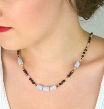 Naszyjnik damski pozłacany ze srebra 925 z chalcedonem, granatem i akwamarynem. Długość 43 + 3 cm, zapięcie na karabińczyk. Naturalna elegancja i symbolika kamieni w luksusowej formie (5).JPG