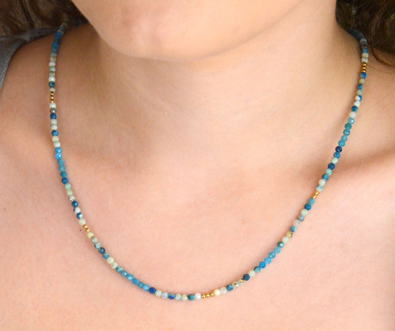 Subtelny naszyjnik damski ze srebra próby 925 z niebieskimi apatytami. Długość 45+2 cm, zapięcie na karabińczyk. Lekki i kobiecy – 2,50 g.1.jpg