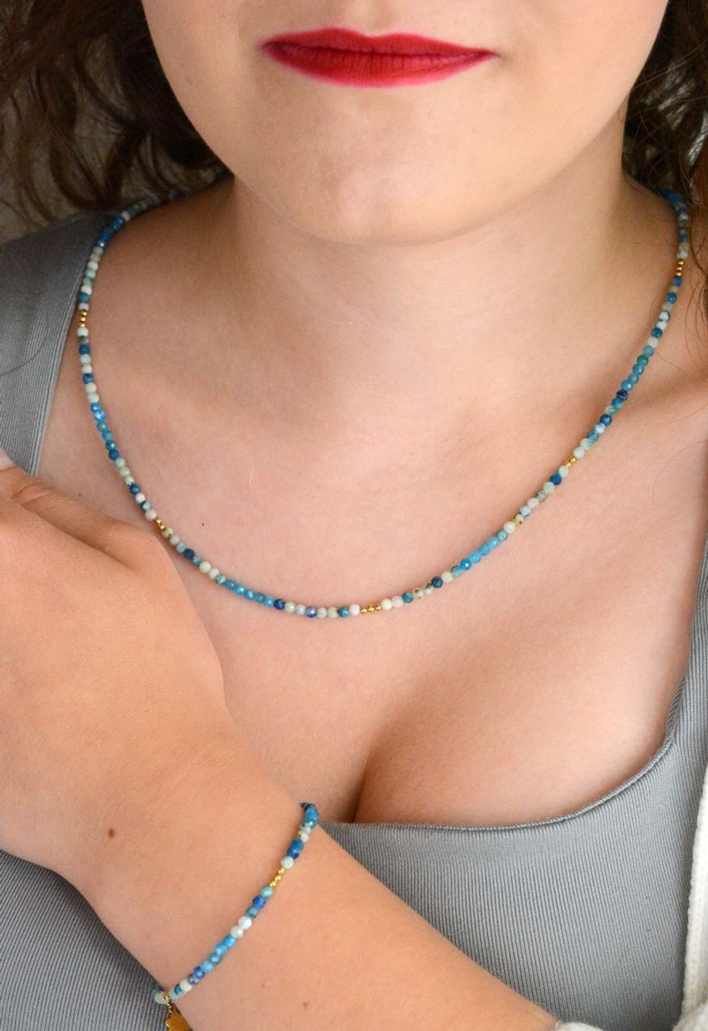 Subtelny naszyjnik damski ze srebra próby 925 z niebieskimi apatytami. Długość 45+2 cm, zapięcie na karabińczyk. Lekki i kobiecy – 2,50 g.1.jpg