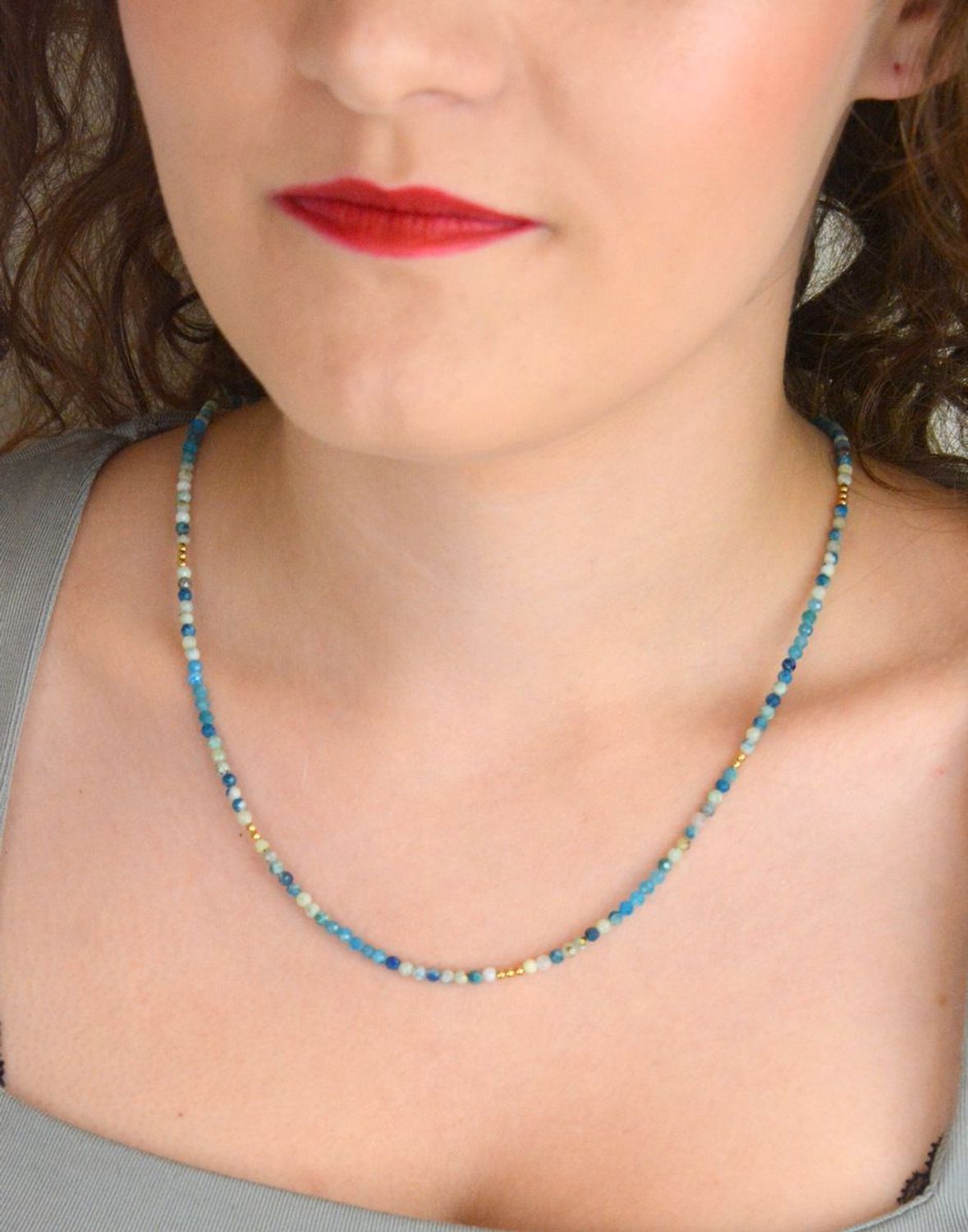 Subtelny naszyjnik damski ze srebra próby 925 z niebieskimi apatytami. Długość 45+2 cm, zapięcie na karabińczyk. Lekki i kobiecy – 2,50 g.1.jpg