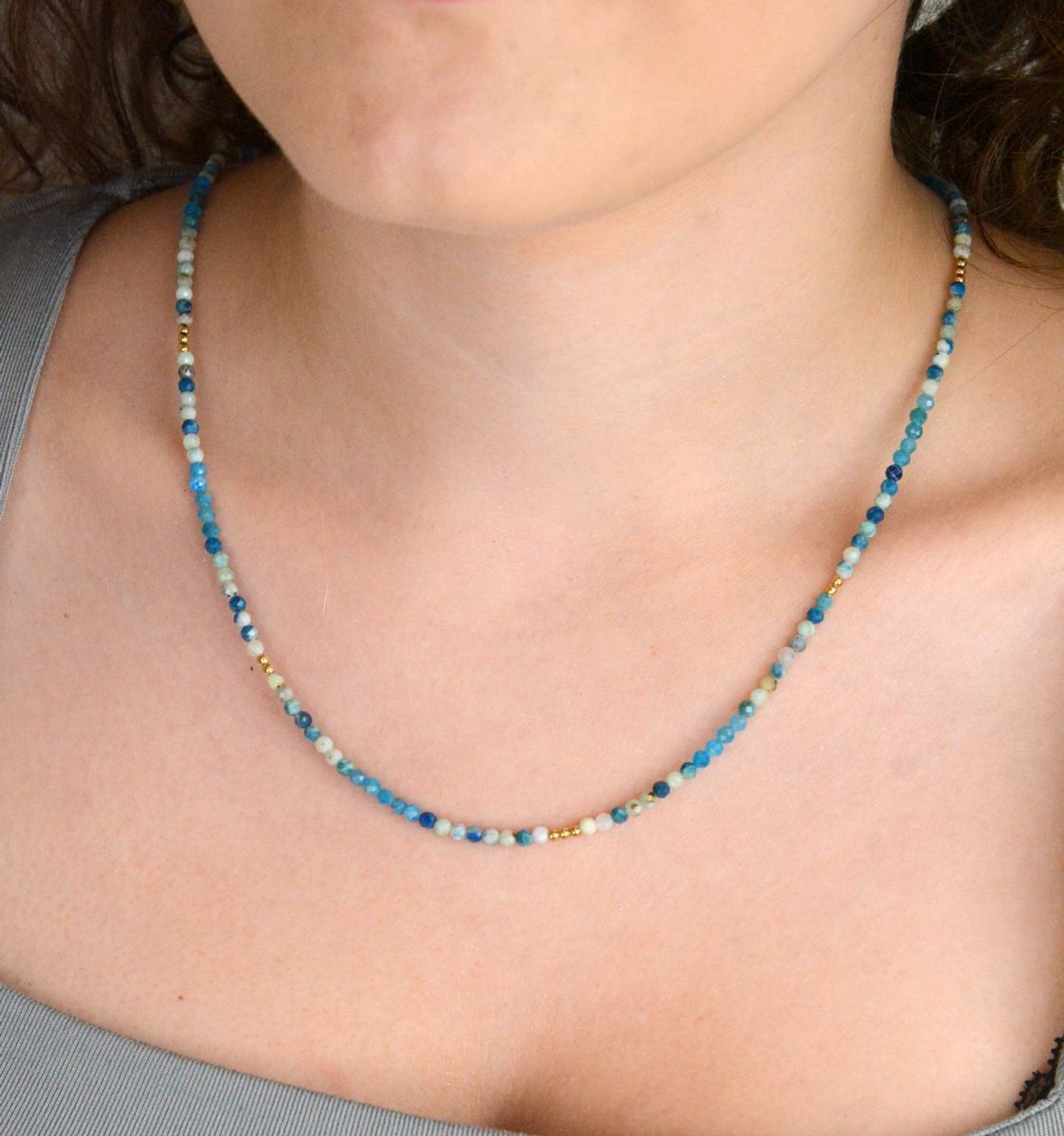 Subtelny naszyjnik damski ze srebra próby 925 z niebieskimi apatytami. Długość 45+2 cm, zapięcie na karabińczyk. Lekki i kobiecy – 2,50 g.1.jpg