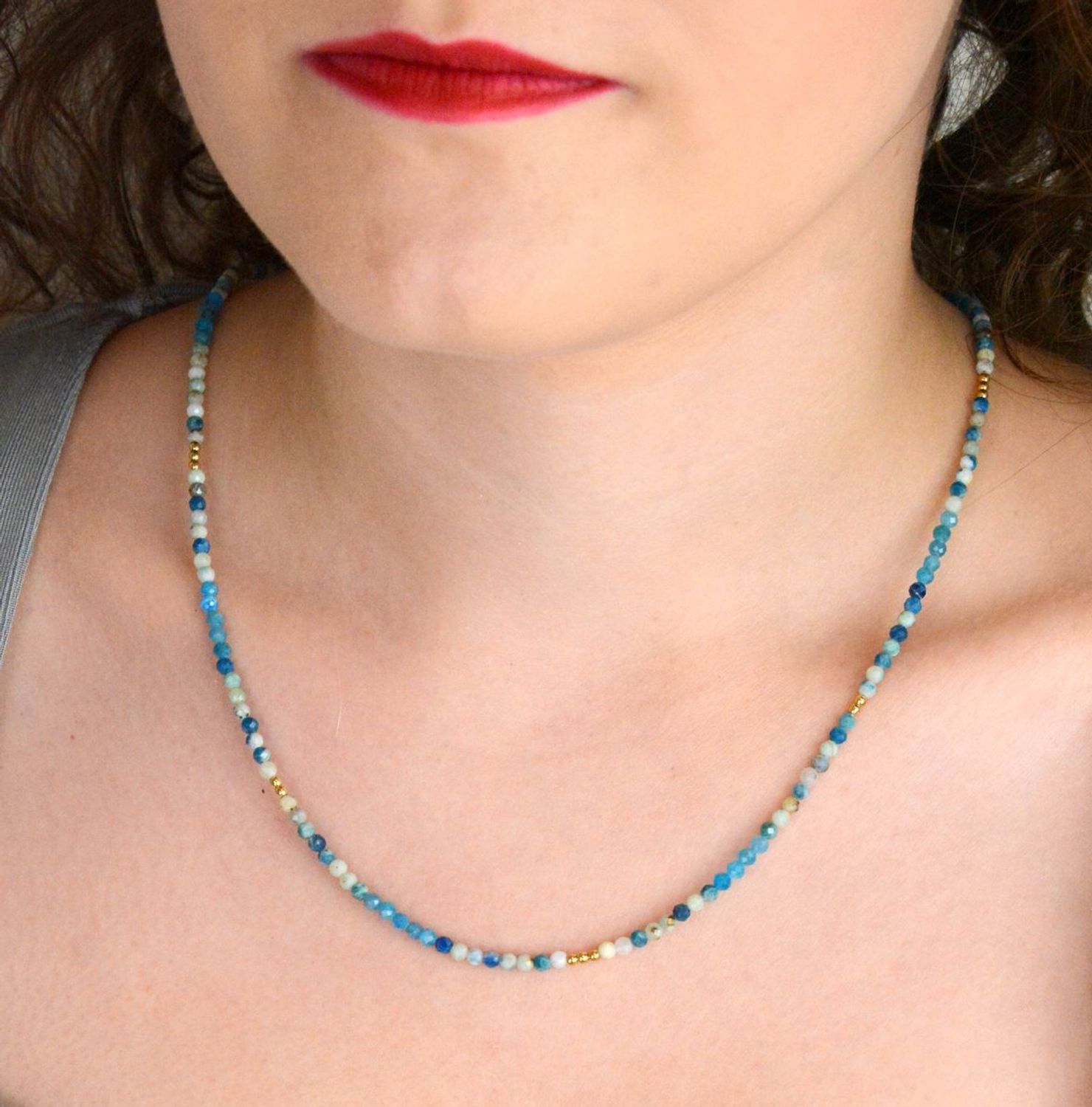 Subtelny naszyjnik damski ze srebra próby 925 z niebieskimi apatytami. Długość 45+2 cm, zapięcie na karabińczyk. Lekki i kobiecy – 2,50 g.1.jpg