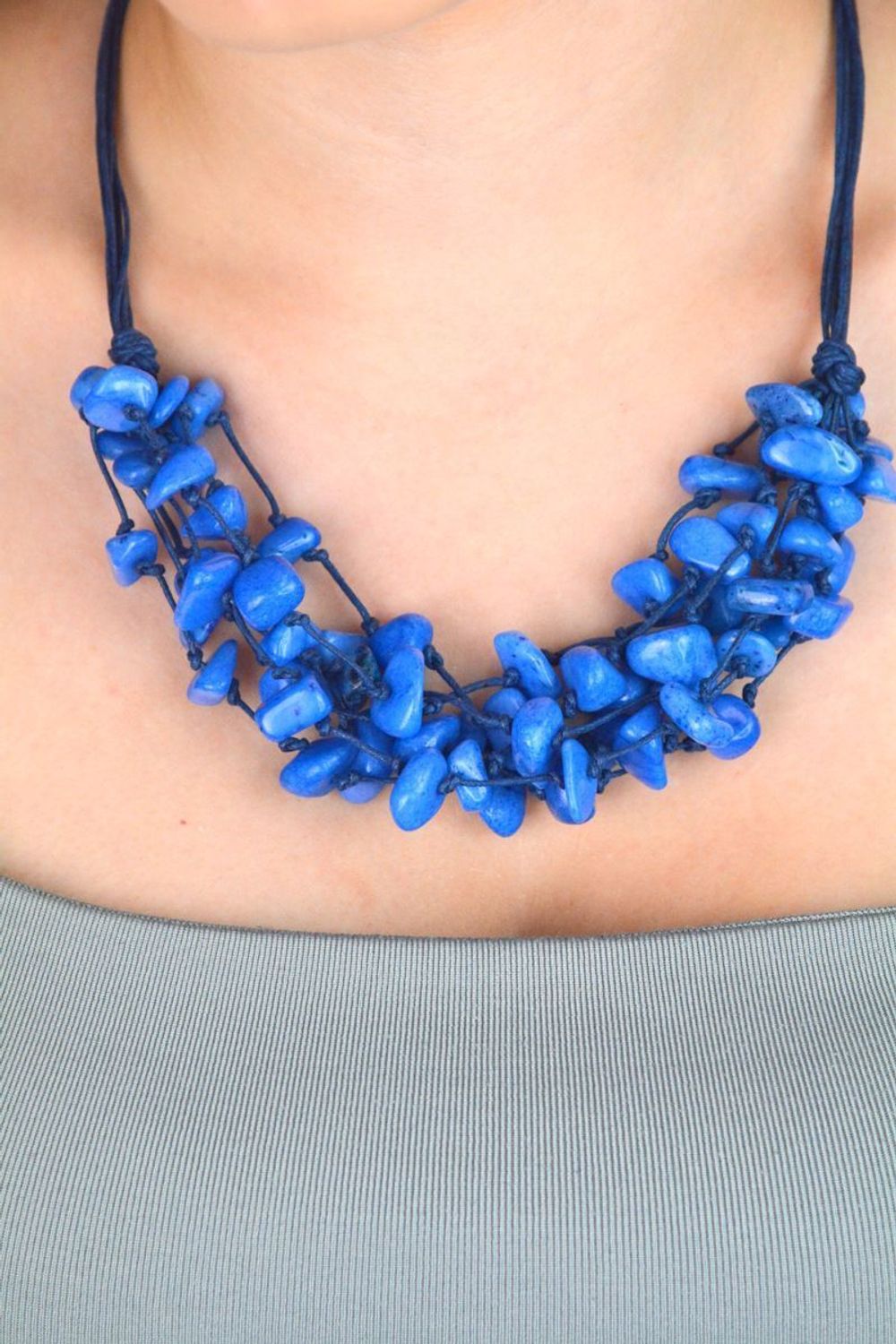 Naszyjnik z kamieniem naturalnym howlit na granatowych rzemykach. Zapięcie na karabińczyk, długość 50 cm. Biżuteria damska ze srebra próby 925.1.jpg