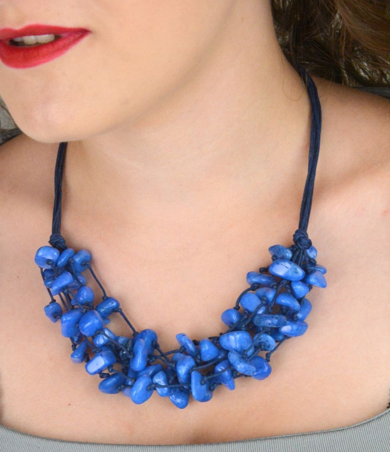 Naszyjnik z kamieniem naturalnym howlit na granatowych rzemykach. Zapięcie na karabińczyk, długość 50 cm. Biżuteria damska ze srebra próby 925.1.jpg