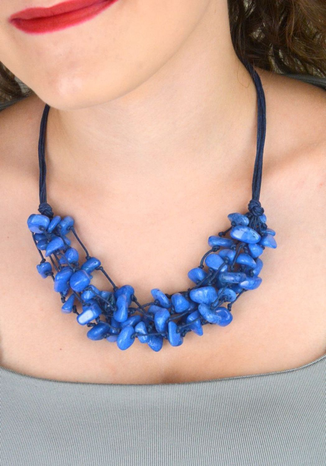 Naszyjnik z kamieniem naturalnym howlit na granatowych rzemykach. Zapięcie na karabińczyk, długość 50 cm. Biżuteria damska ze srebra próby 925.1.jpg