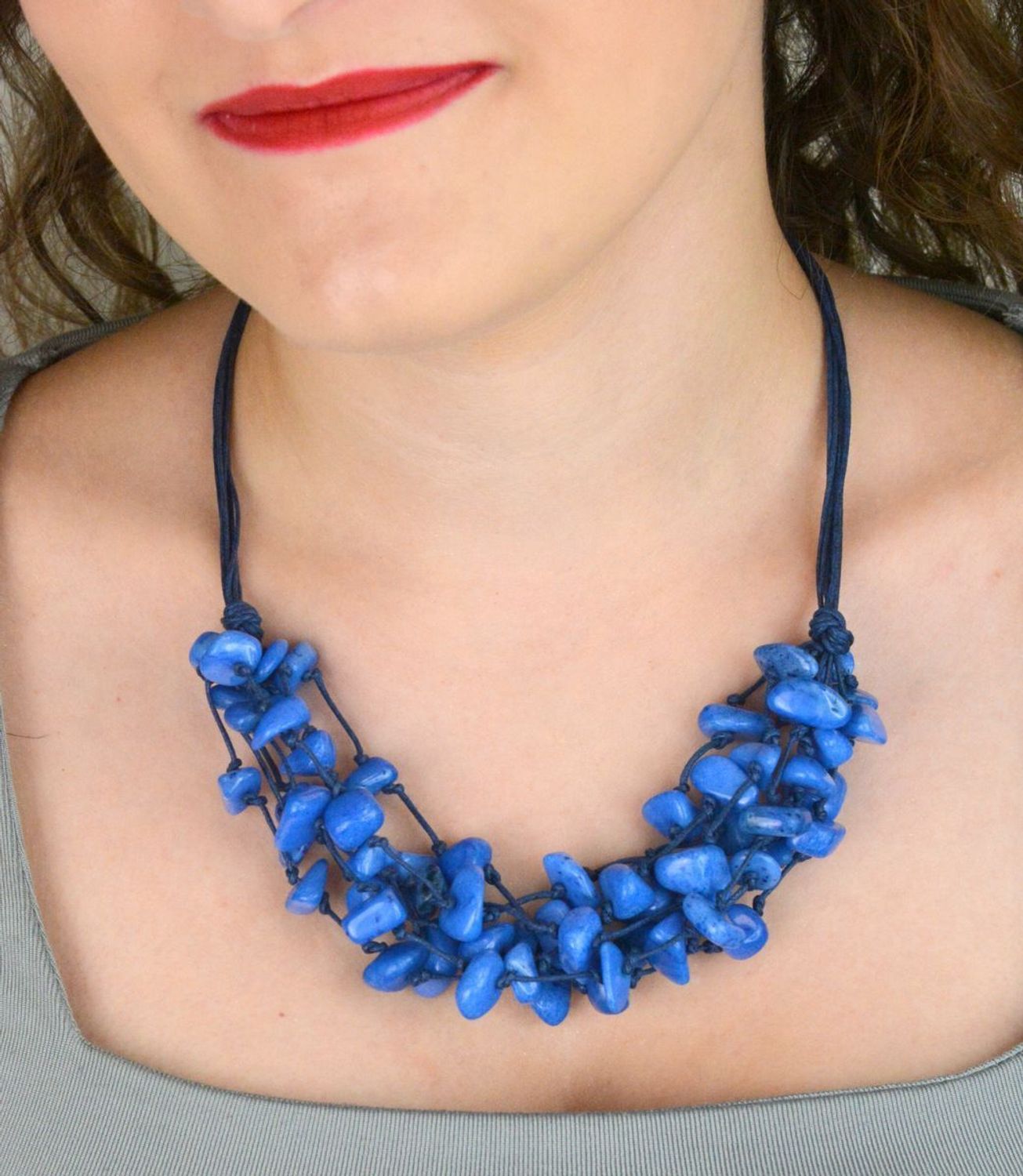 Naszyjnik z kamieniem naturalnym howlit na granatowych rzemykach. Zapięcie na karabińczyk, długość 50 cm. Biżuteria damska ze srebra próby 925.1.jpg