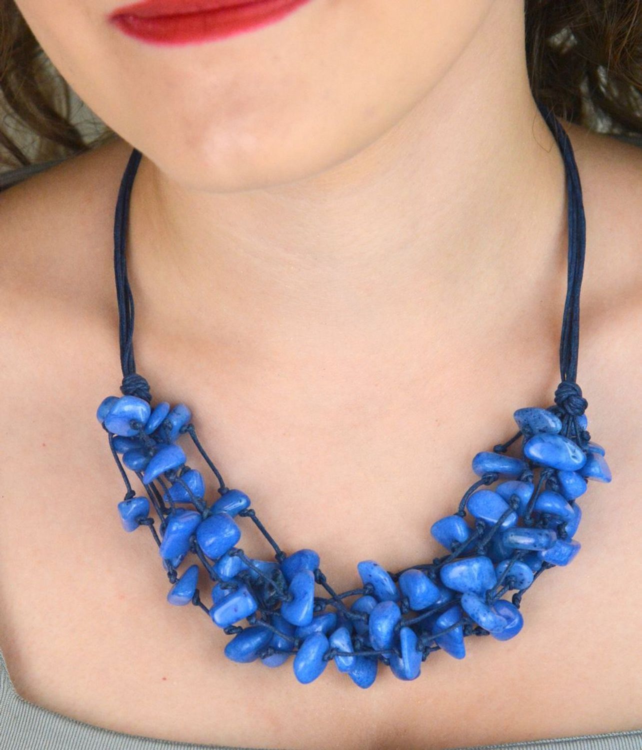 Naszyjnik z kamieniem naturalnym howlit na granatowych rzemykach. Zapięcie na karabińczyk, długość 50 cm. Biżuteria damska ze srebra próby 925.1.jpg