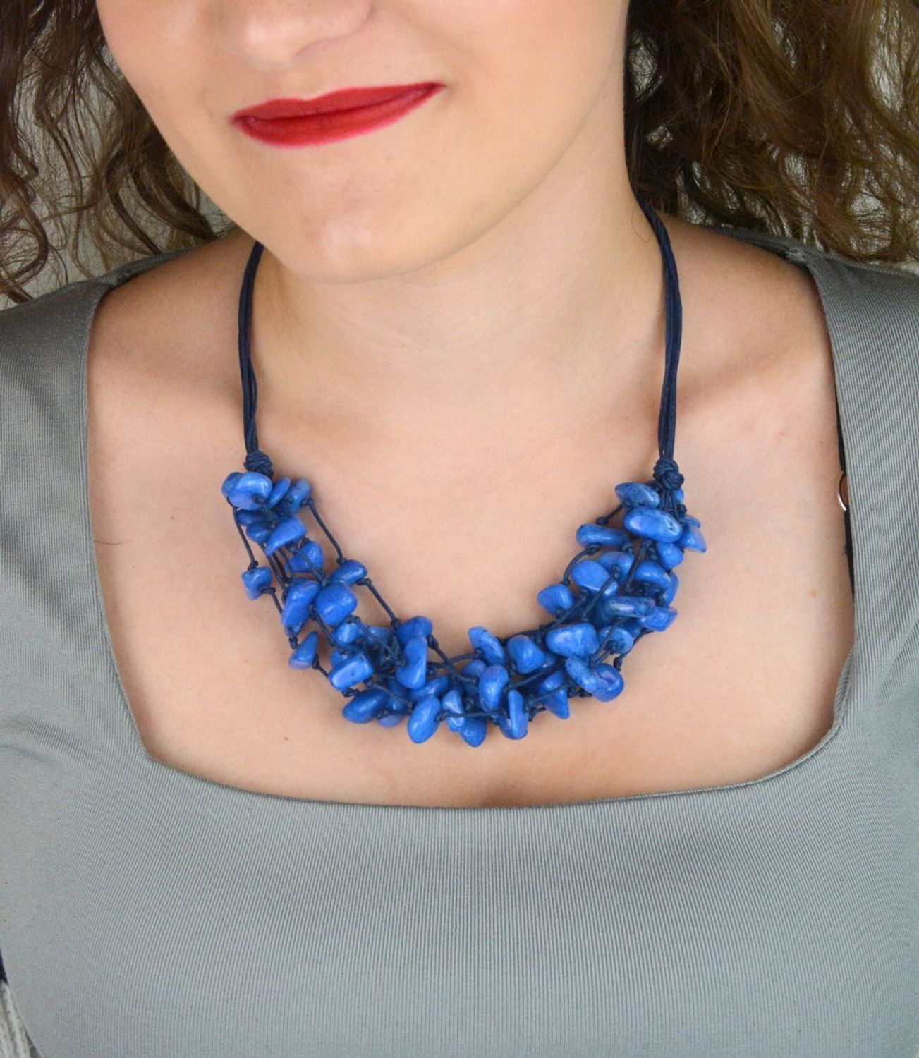 Naszyjnik z kamieniem naturalnym howlit na granatowych rzemykach. Zapięcie na karabińczyk, długość 50 cm. Biżuteria damska ze srebra próby 925.1.jpg