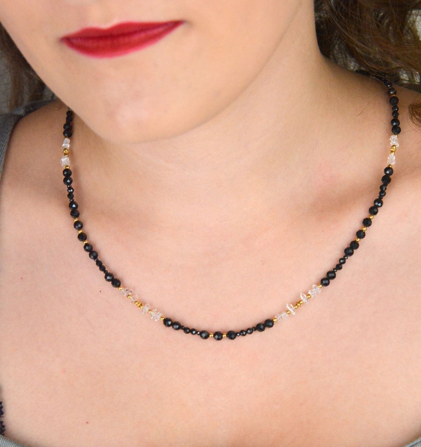 Naszyjnik damski ze srebra próby 925 z naturalnymi kamieniami diamentem Herkimer, spinelem i turmalinem. Długość 45 + 2 cm, zapięcie na karabińczyk. Elegancka biżuteria z kamieniami 1.jpg