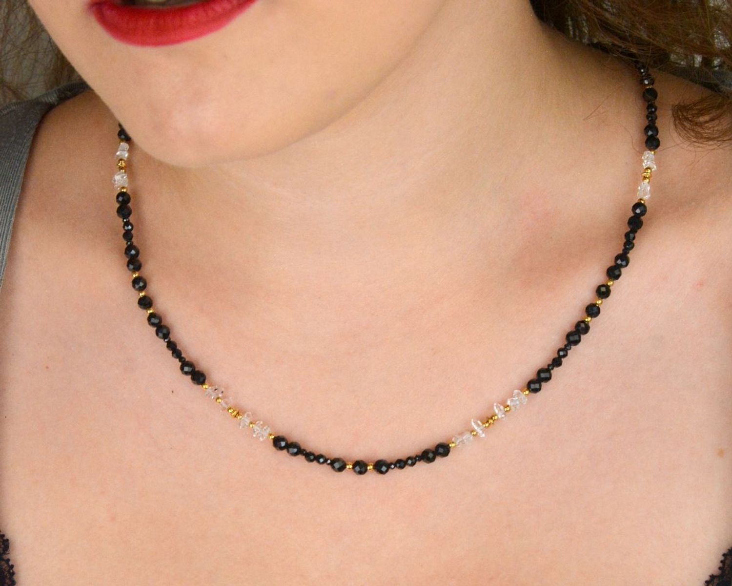 Naszyjnik damski ze srebra próby 925 z naturalnymi kamieniami diamentem Herkimer, spinelem i turmalinem. Długość 45 + 2 cm, zapięcie na karabińczyk. Elegancka biżuteria z kamieniami 1.jpg