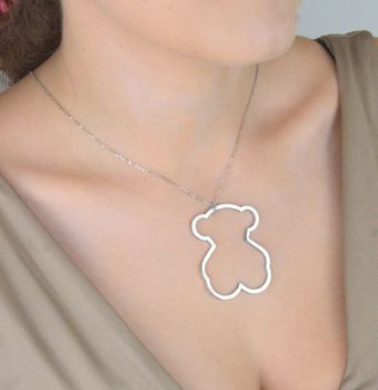 Delikatny srebrny naszyjnik ze stali szlachetnej z zawieszką w kształcie misia. Symbol łagodności i miłości. Idealny na prezent – sprawdź w Diament! (5).JPG