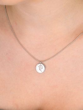Srebrny naszyjnik 925 z zawieszką – monetą Elżbieta II. Długość 45+5 cm, elegancki i klasyczny styl. Idealny na prezent lub do codziennych stylizacji (4).JPG
