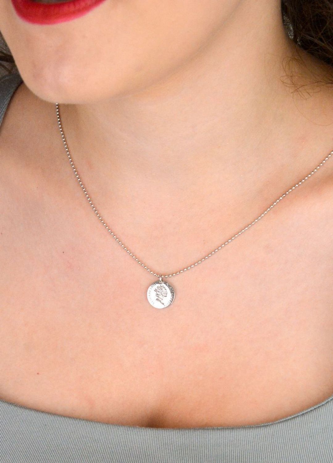 Srebrny naszyjnik 925 z zawieszką – monetą Elżbieta II. Długość 45+5 cm, elegancki i klasyczny styl. Idealny na prezent lub do codziennych stylizacji.1.jpg