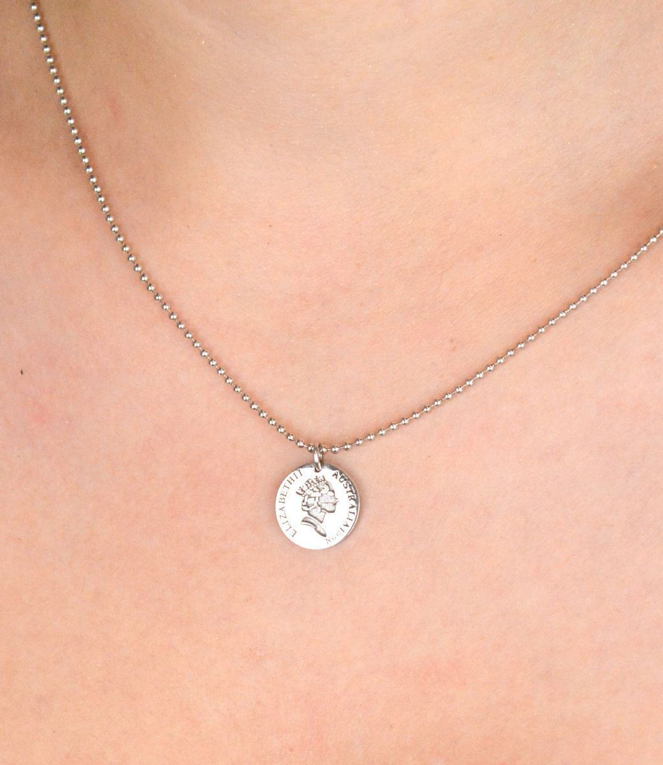 Srebrny naszyjnik 925 z zawieszką – monetą Elżbieta II. Długość 45+5 cm, elegancki i klasyczny styl. Idealny na prezent lub do codziennych stylizacji.1.jpg