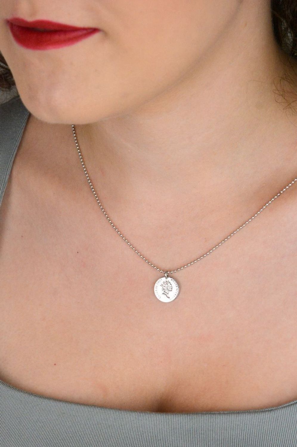 Srebrny naszyjnik 925 z zawieszką – monetą Elżbieta II. Długość 45+5 cm, elegancki i klasyczny styl. Idealny na prezent lub do codziennych stylizacji.1.jpg