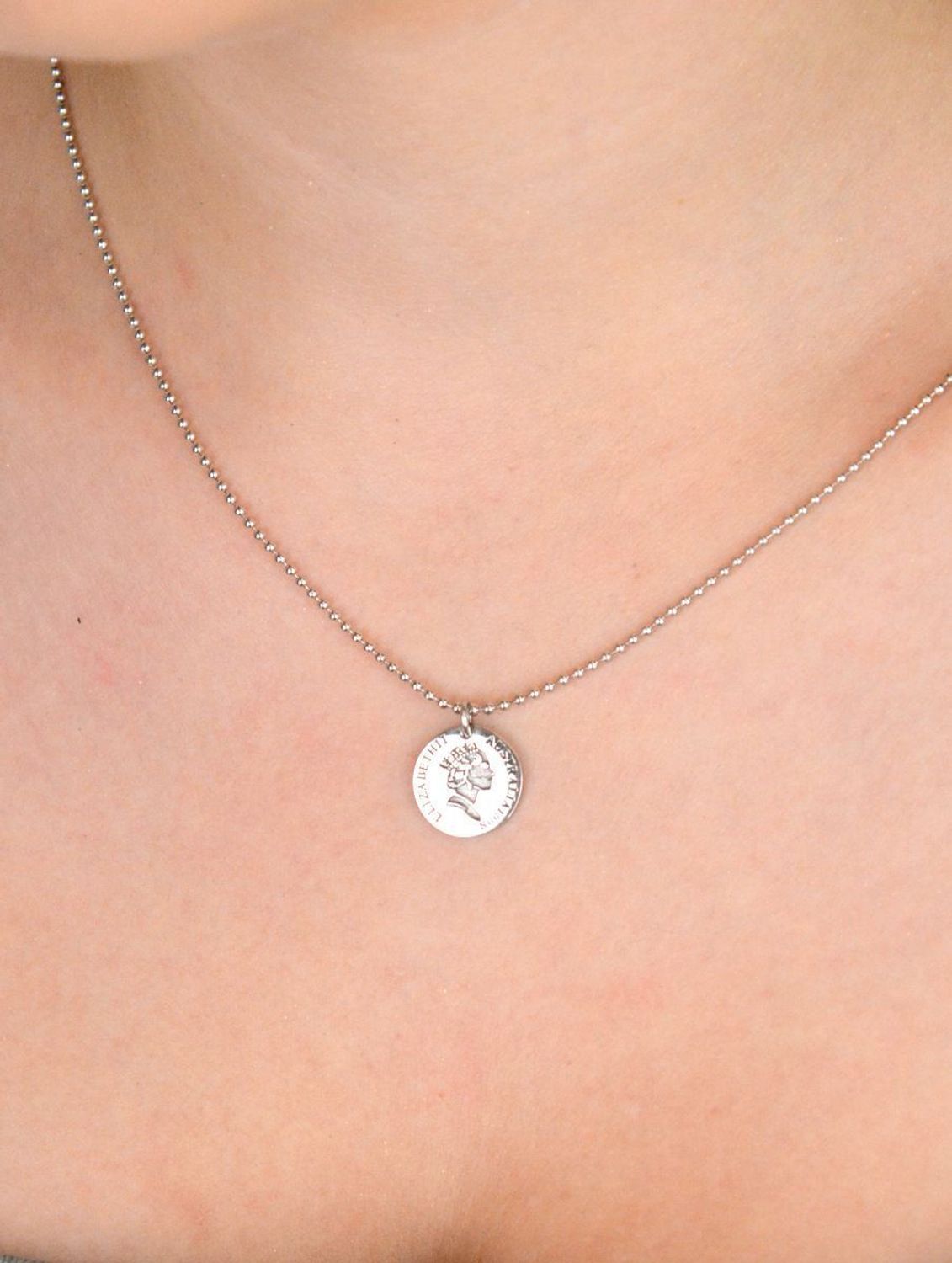 Srebrny naszyjnik 925 z zawieszką – monetą Elżbieta II. Długość 45+5 cm, elegancki i klasyczny styl. Idealny na prezent lub do codziennych stylizacji.1.jpg