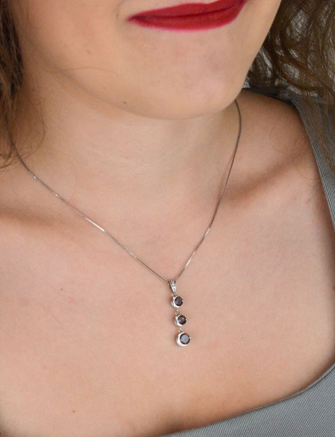 Delikatny naszyjnik ze srebra próby 925 z zawieszką z trzema cyrkoniami w odcieniach fioletu i zieleni. Kobiecy i elegancki dodatek na każdą okazję. Sprawdź model DIA-NSZ-13602-925.1.jpg