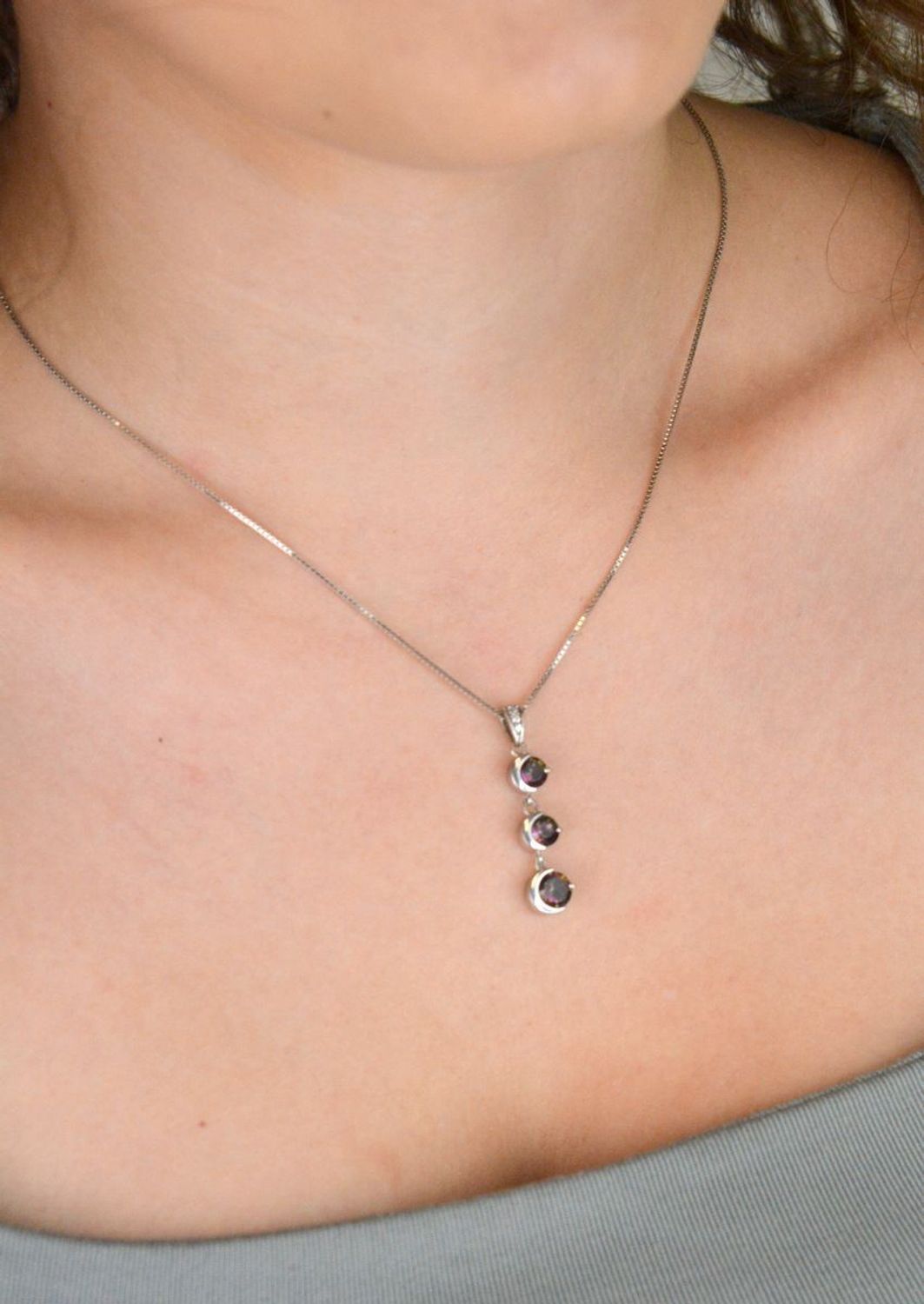 Delikatny naszyjnik ze srebra próby 925 z zawieszką z trzema cyrkoniami w odcieniach fioletu i zieleni. Kobiecy i elegancki dodatek na każdą okazję. Sprawdź model DIA-NSZ-13602-925.1.jpg