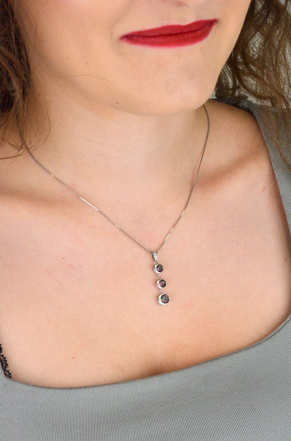 Delikatny naszyjnik ze srebra próby 925 z zawieszką z trzema cyrkoniami w odcieniach fioletu i zieleni. Kobiecy i elegancki dodatek na każdą okazję. Sprawdź model DIA-NSZ-13602-925.1.jpg