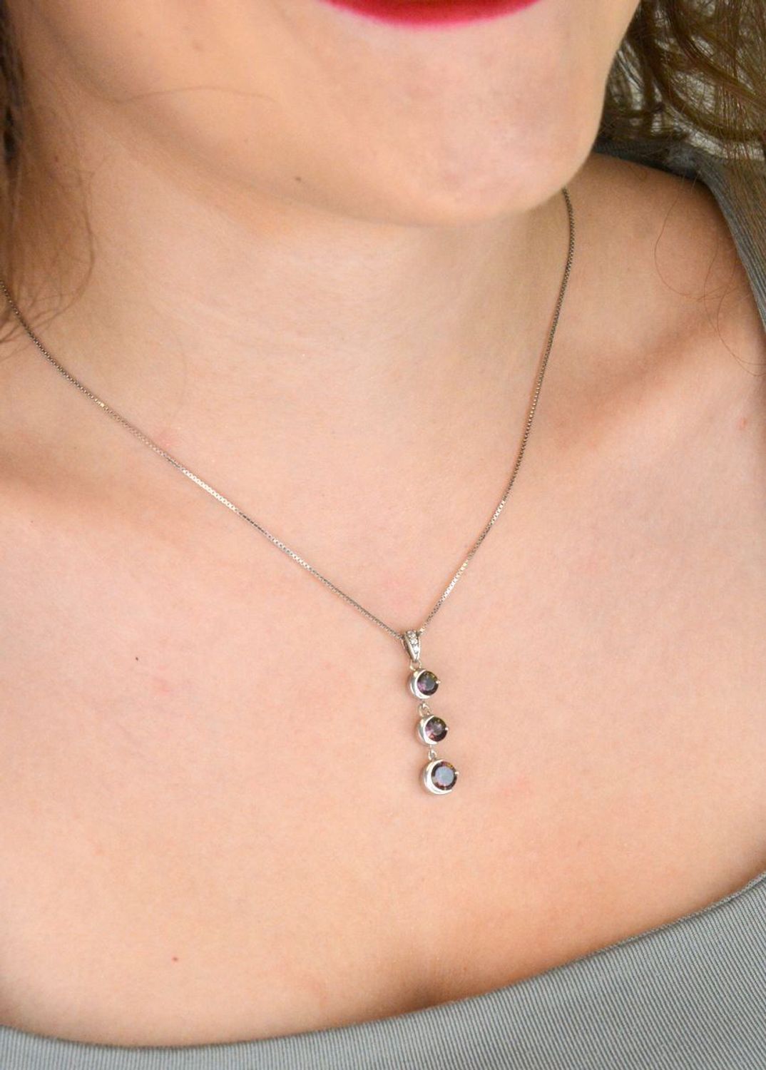 Delikatny naszyjnik ze srebra próby 925 z zawieszką z trzema cyrkoniami w odcieniach fioletu i zieleni. Kobiecy i elegancki dodatek na każdą okazję. Sprawdź model DIA-NSZ-13602-925.1.jpg