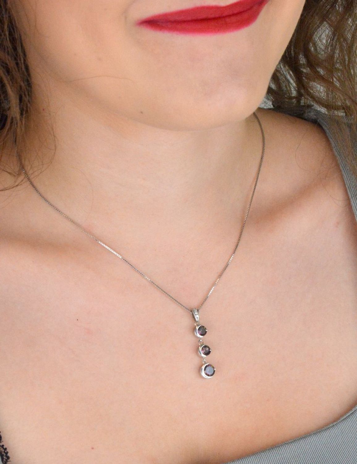 Delikatny naszyjnik ze srebra próby 925 z zawieszką z trzema cyrkoniami w odcieniach fioletu i zieleni. Kobiecy i elegancki dodatek na każdą okazję. Sprawdź model DIA-NSZ-13602-925.1.jpg